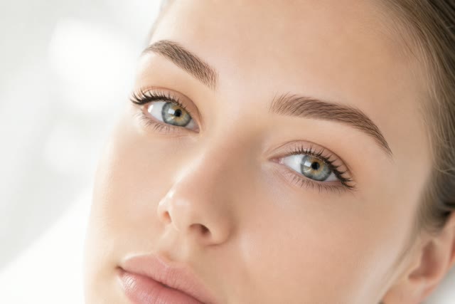 Brauen und Wimpern in Nahaufnahme